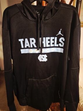 Nike Men’s Black Tar Heels Crewneck Hoodie with Light Blue Logo